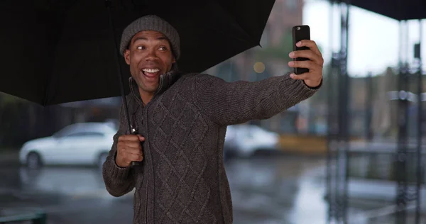 Afrikalı Amerikalı Adam Akıllı Yağmurda Selfies Alarak Şemsiye Ile — Stok fotoğraf