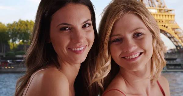 Ritratto Belle Ragazze Caucasiche Sorridenti Davanti Alla Torre Eiffel — Foto Stock