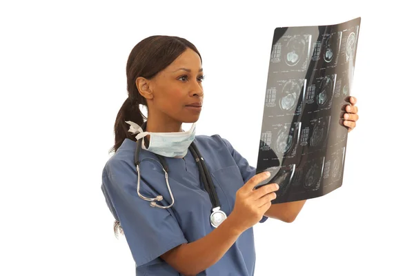 Professionella Kvinnliga Afrikanska Läkare Undersöka Scan Hjärnan Patienter — Stockfoto