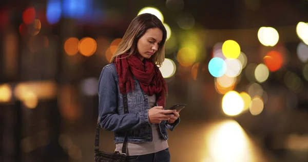 Trendy Duizendjarige Meisje Messaging Smartphone Stad Straat Nachts — Stockfoto