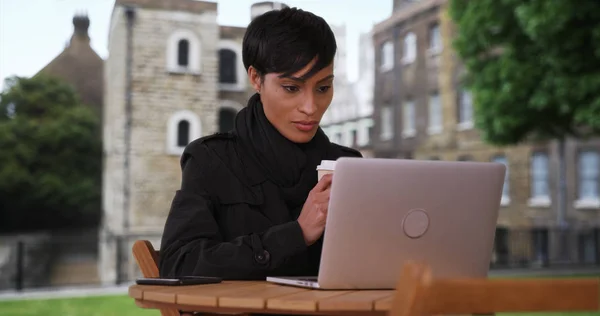 Afro Americano Feminino Londres Tipos Feliz Laptop Enquanto Sentado Fora — Fotografia de Stock