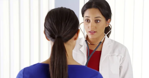 Hispanic Doctor Listening Female Patient Heart — Stock Photo, Image