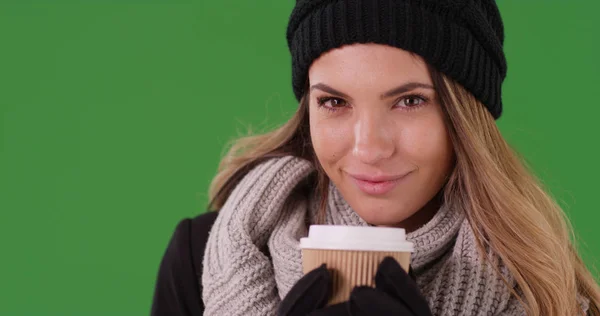 Bonita Joven Traje Invierno Sosteniendo Taza Café Pantalla Verde — Foto de Stock