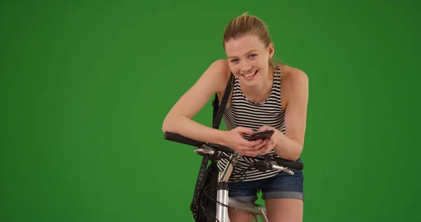 Mulher Milenar Com Bicicleta Sorrindo Usando Telefone Celular Tela Verde — Fotografia de Stock