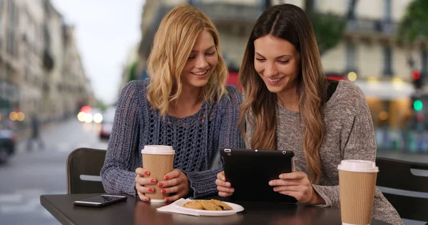 Dos Mujeres Caucásicas Usando Tableta Portátil Socializando Avenida Paris — Foto de Stock