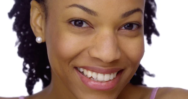 Kameraya Bakarak Mutlu Siyah Kadın — Stok fotoğraf