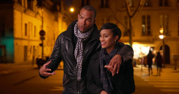 Schwarzer Mann Und Frau Beziehung Unterhalten Sich Während Sie Nachts — Stockfoto
