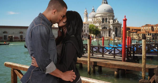 热情的年轻夫妇在意大利威尼斯码头附近浪漫地亲吻 — 图库照片