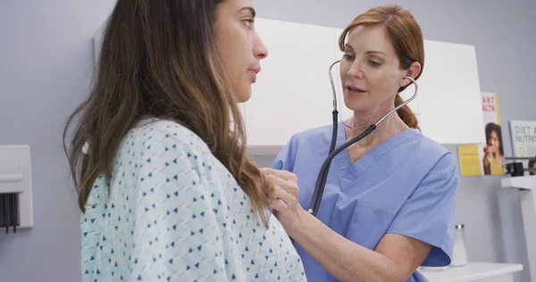 Midden Leeftijd Verpleegkundige Met Behulp Van Stethoscoop Jonge Patiënten Longen — Stockfoto