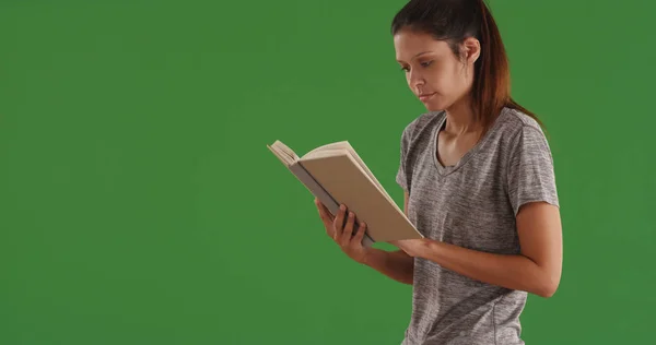 Mujer Morena Joven Inteligente Pie Libro Lectura Pantalla Verde —  Fotos de Stock
