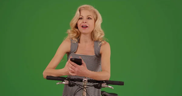 Mulher Loira Usando Telefone Para Obter Direções Durante Passeio Bicicleta — Fotografia de Stock