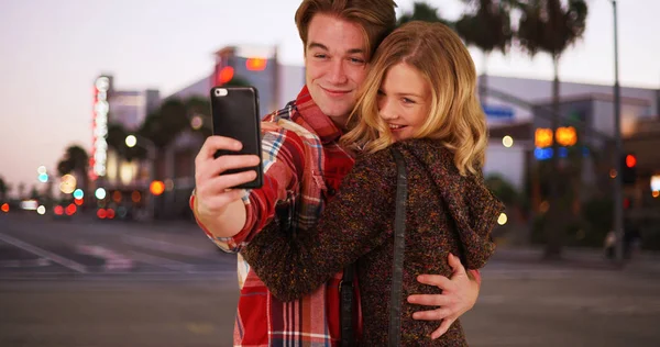 Millennial Pareja Amigos Posando Para Selfie Juntos Centro Por Noche — Foto de Stock