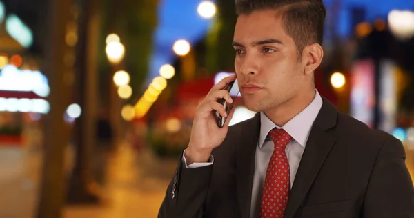 Hombre Negocios Latino Conversando Con Cliente Por Celular Avenida Champs —  Fotos de Stock