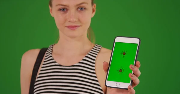 Duizendjarige Meisje Houdt Van Telefoon Met Groen Scherm Vertoning Groen — Stockfoto