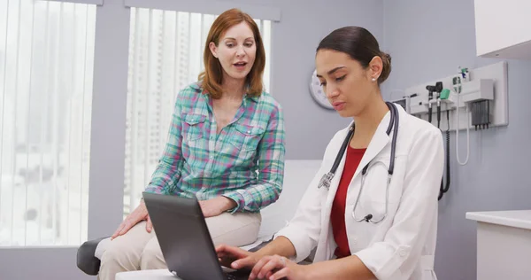 Close Mid Aged Patient Discussing Young Female Doctor Health Issues — Stock Photo, Image
