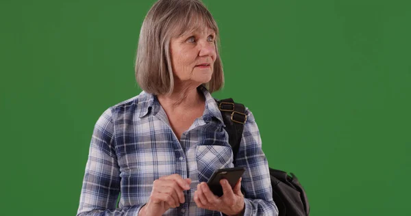 Vieja Hembra Blanca Usando Teléfono Para Usar Gps Después Perderse — Foto de Stock