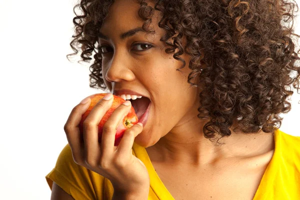 Retrato Mulher Negra Milenar Tomando Mordida Maçã — Fotografia de Stock