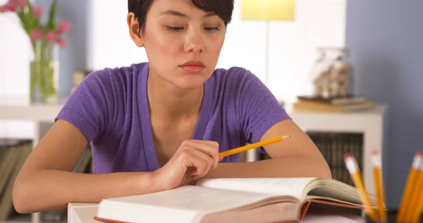 Chinese Woman Student Studying Final Exams — Stock Photo, Image
