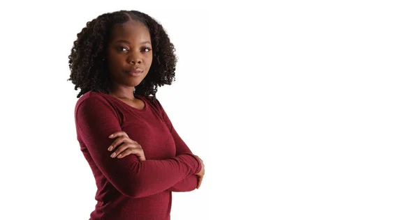 Jovem Mulher Negra Confiante Posa Com Braços Cruzados Estúdio Com — Fotografia de Stock