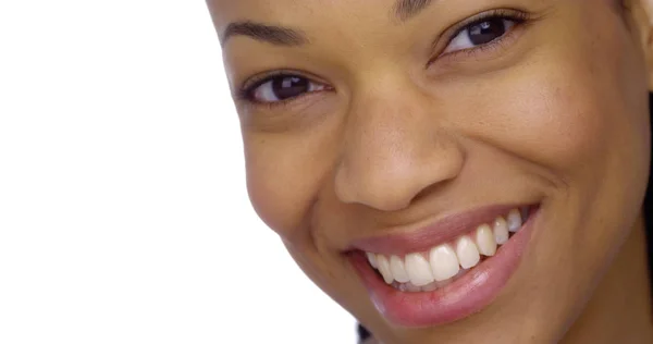Μαύρο Γυναίκα Που Χαμογελά Λευκό Φόντο — Φωτογραφία Αρχείου