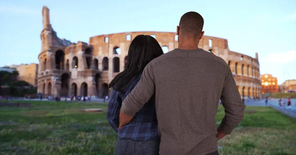 Boldog Afro Amerikai Házaspár Gazdaság Minden Más Colosseum Róma — Stock Fotó