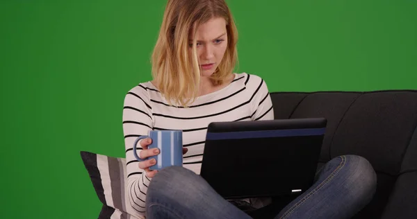 Портрет Милої Блондинки Переглядає Інтернет Ноутбуці Зеленому Екрані — стокове фото