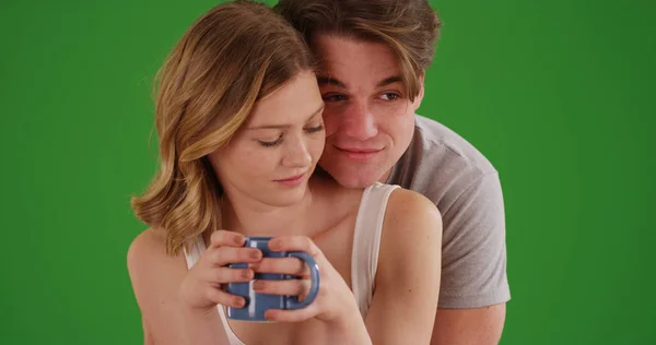 年轻的妇女与咖啡被拥抱从后面的男朋友在绿色屏幕上 — 图库照片
