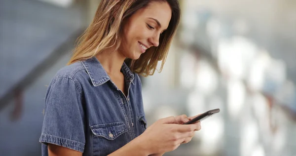 Mensagens Menina Milenar Smartphone Fora Edifício Durante Dia — Fotografia de Stock