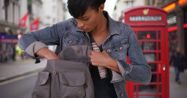 Africano Feminino Certificando Que Ela Tem Tudo Sua Bolsa Londres — Fotografia de Stock