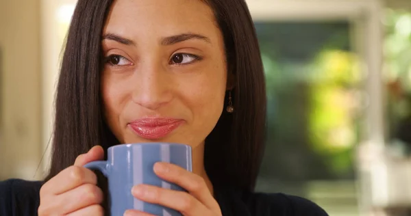 Uma Mulher Hispânica Bebe Seu Café Manhã — Fotografia de Stock