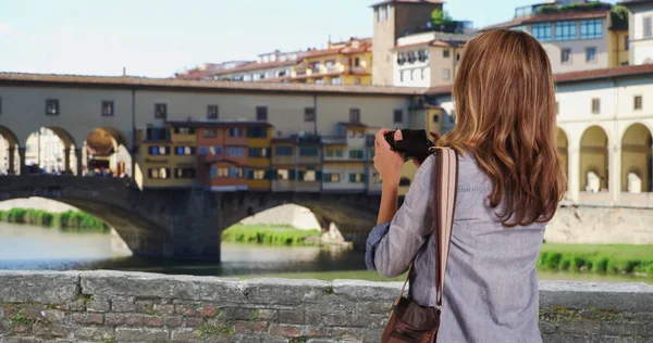 Retrato Mujer Turista Florencia Tomando Fotos Con Cámara — Foto de Stock