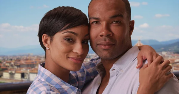 Casal Africano Atraente Posando Amorosamente Com Paisagem Urbana Florença Fundo — Fotografia de Stock