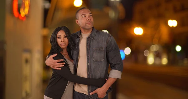 晚上一起沿着城市街道散步的黑人夫妇 — 图库照片