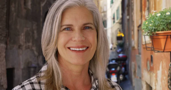 Délicieuse Dame Caucasienne Sourit Dans Une Rue Étroite Pendant Les — Photo