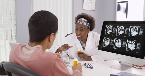 Porträt Eines Männlichen Patienten Der Entzündungshemmende Medikamente Für Seinen Kopf — Stockfoto