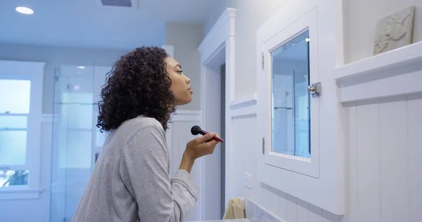 Mulher Negra Jovem Atraente Aplicando Maquiagem — Fotografia de Stock