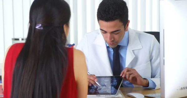 Médico Hispano Revisando Radiografías Cerebrales Tableta Con Paciente Escritorio — Foto de Stock