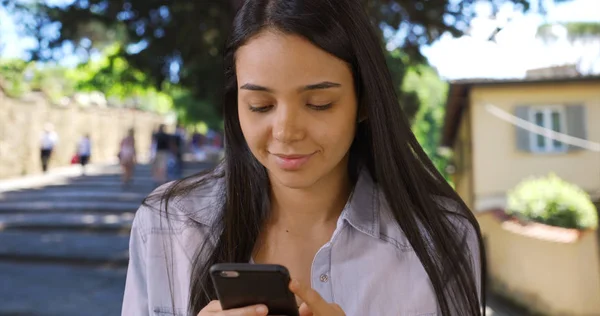 Bonito Feliz Mulher Colombiana Turista Mensagens Texto Telefone Celular Florença — Fotografia de Stock