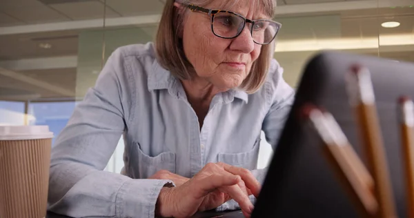 Retrato Una Mujer Mayor Usando Una Computadora Portátil Entorno Moderno — Foto de Stock