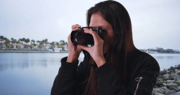 Hipster Chica Chaqueta Bombardero Costa Rocosa Tomar Una Foto Del —  Fotos de Stock