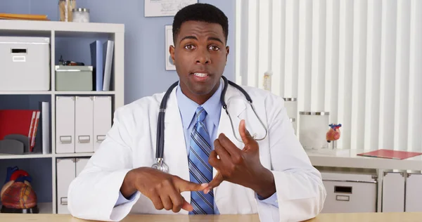 Médecin Noir Parlant Caméra Dans Chat Vidéo — Photo