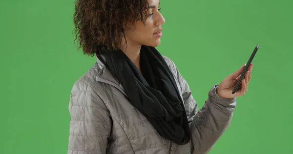 Ung African American Tusenåriga Kvinna Använder Sin Telefon Grön Skärm — Stockfoto