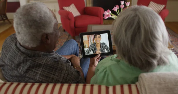 Glücklich Senior Schwarz Paar Video Chattet Mit Enkelin — Stockfoto