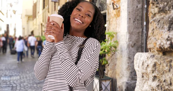 Lächelndes Porträt Einer Schwarzen Frau Mit Kaffeetasse Auf Einer Kleinen — Stockfoto