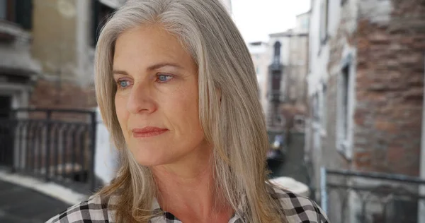 Triste Donna Caucasica Distoglie Sguardo Dalla Fotocamera Venezia — Foto Stock