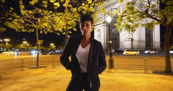 Уверенная Черная Женщина Улице Парижа Видом Триумфальную Арку — стоковое фото