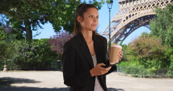 Profesionální Žena Paříž Služební Cestu Odeslání Textové Zprávy Pomocí Eiffelova — Stock fotografie