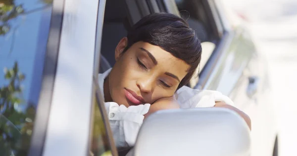 Schwarze Frau Lehnt Sich Kopfüber Aus Autoscheibe — Stockfoto