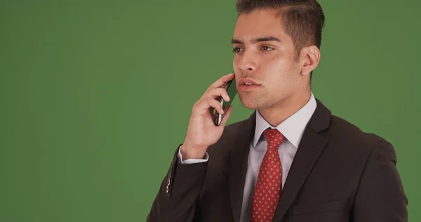 Joven Profesional Negocios Hispano Hablando Smartphone Pantalla Verde — Foto de Stock