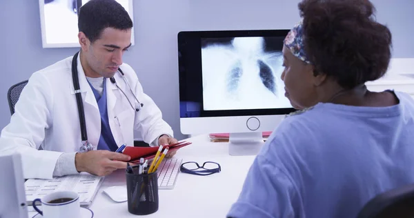 Черная Женщина Средних Лет Проверяет Своим Доктором Медицины Результат Рентгена — стоковое фото